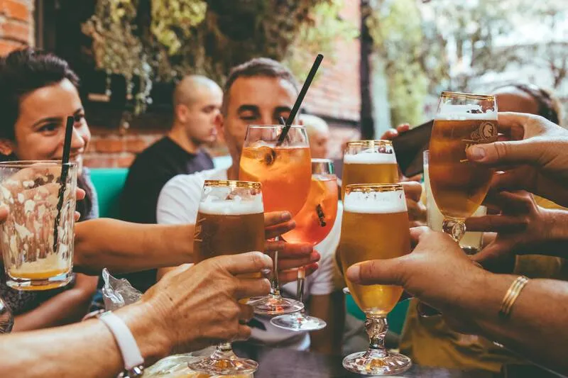 Happy Hour em BH: onde aproveitar melhor as promoções
